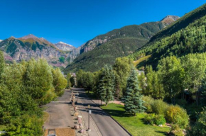 Amazing View 2 Bed-2 Bath plus Loft Condo at Lulu City Telluride